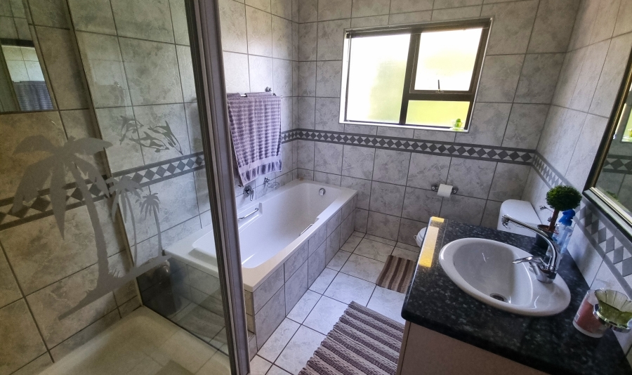 5 Bedroom Property for Sale in Melodie North West